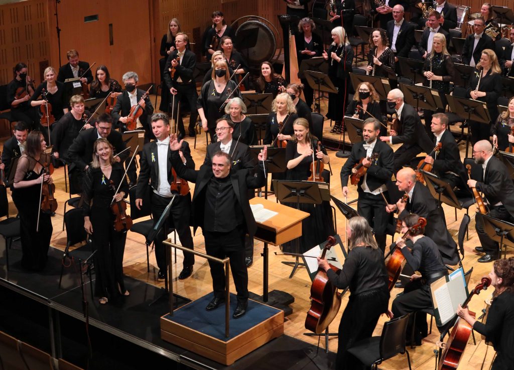 NO-FEE-16-NSO-Season-Finale.jpg_Jaime-arms-raised_orchestra-bow-1024x738 NO-FEE-16-NSO-Season-Finale.jpg_Jaime-arms-raised_orchestra-bow-1024x738